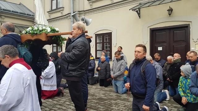 Ulicami Przemyśla kolejny raz przeszedł "Męski Różaniec". - Krzepiącym jest fakt, że byli obecni także ojcowie z dziećmi, przyszłymi mężczyznami, którzy dali piękne świadectwo, z różańcem w dłoni - mówi Dariusz Lasek inicjator akcji, a zarazem radny Rady Miejskiej z ramienia Stowarzyszenia Regia Civitas. - Tym razem wynagradzano bluźnierstwa przeciw Niepokalanemu Poczęciu NMP - dodaje Lasek."Męski Różaniec" odbywa się w każdą pierwszą sobotę miesiąca. Mężczyźni spotykają się o godz. 6 na mszy św. w kościele Ojców Franciszkanów, a po liturgii przechodzą pod kościół Świętej Trójcy.