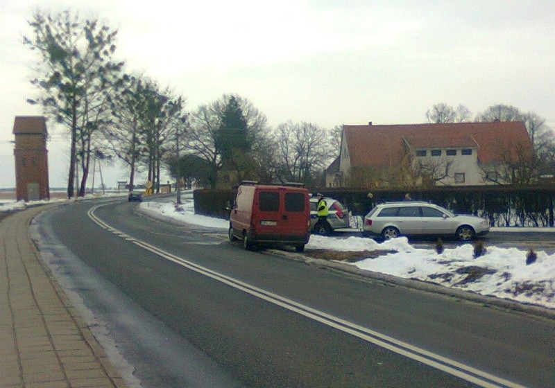 Tak ustawił się radiowóz w Chudobie: na łuku drogi, przy...