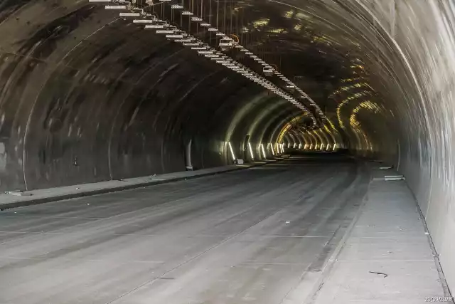 W ciągu drogi S3 na Dolnym Śląsku powstają dwa dwunawowe tunele drogowe - tunel TS-26 o długości ok. 2300 m, pomiędzy miejscowościami Sady Górne, Stare i Nowe Bogaczowice, oraz tunel TS-32 o długości ok. 320 m niedaleko miejscowości Gostków.