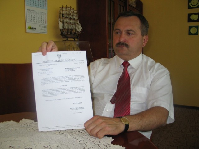Zbigniew Buczek, prezes zarządu Kopalni Machów pokazuje pisemną zgodę Ministra Skarbu na uruchomienie tymczasowej plaży.