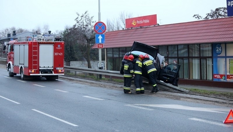 Wypadek na ul. Pabianickiej. Samochód zawisł na wiadukcie! KORKI! [zdjęcia]
