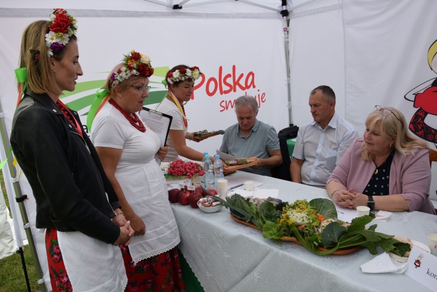 Kulinarna Bitwa Regionów odbyła się podczas Pikniku z Produktem Polskim w Kozienicach. Rywalizowały Koła Gospodyń Wiejskich. Zobacz zdjęcia
