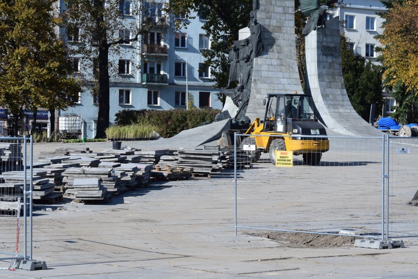 Plac Pamięci Narodowej w Częstochowie zmienia się. Trwa jego „odbetonowywanie"