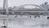 Wędkarze na Martwej Wiśle. Cienki lód im nie straszny [WIDEO]