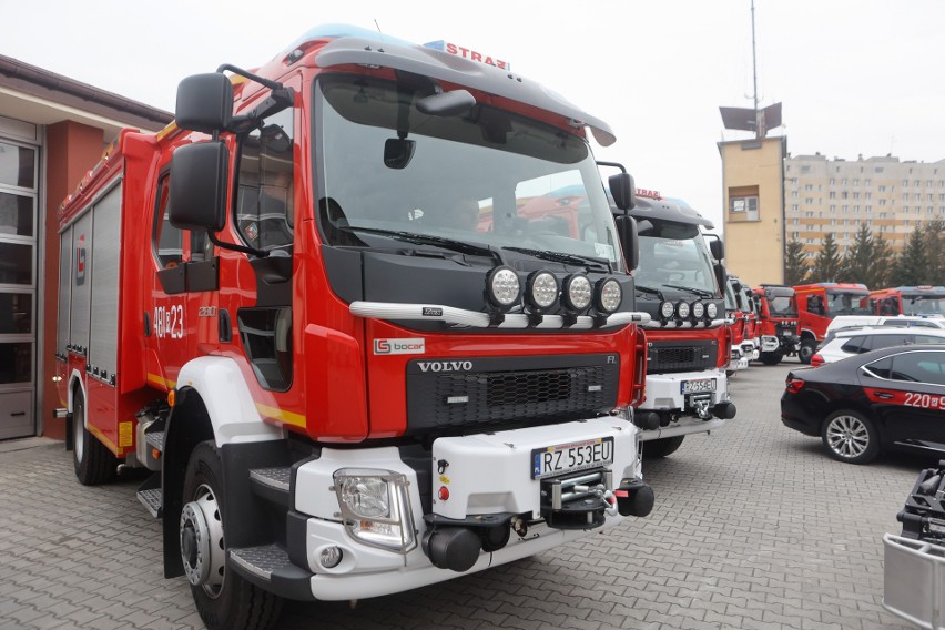 Uroczyste przekazanie samochodów ratowniczo-gaśniczych i sprzętu ratowniczego dla podkarpackich strażaków w Rzeszowie [ZDJĘCIA, WIDEO]