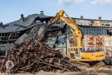 Rozbierają lokomotywownię w Kielcach. Burzą hale [ZDJĘCIA]