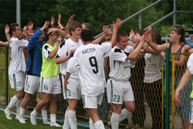 Karpaty Siepraw - Skawa Wadowice. V liga, 21 czerwca 2008 roku. Tak cieszyli się piłkarze Karpat i ich kibice