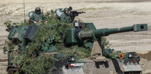 Wspólne ćwiczenia wojsk polskich i amerykańskich. Na zdjęciu armatohaubice Krab używane na Ukrainie i wykorzystujące pociski kaliber 155 mm.