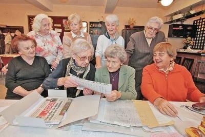 Podczas ostatniego spotkania byłych więźniarek Ravensbrück od lewej stoją: Zofia Rosiek, Ewa Żelechowska-Stolzman, Maria Raczyńska, Irena Markiewicz. Siedzą: Zofia Andrzejewska, Kamilla Syczowa, Maria Grabcowa, Halina Krzymowska. Fot. Anna Kaczmarz