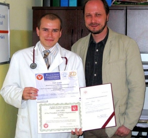 Michał Post (po lewej) prezentuje naukowe laury w obecności swojego opiekuna, kierownika samodzielnej pracowni hepatologii prof. Piotra Milkiewicza.