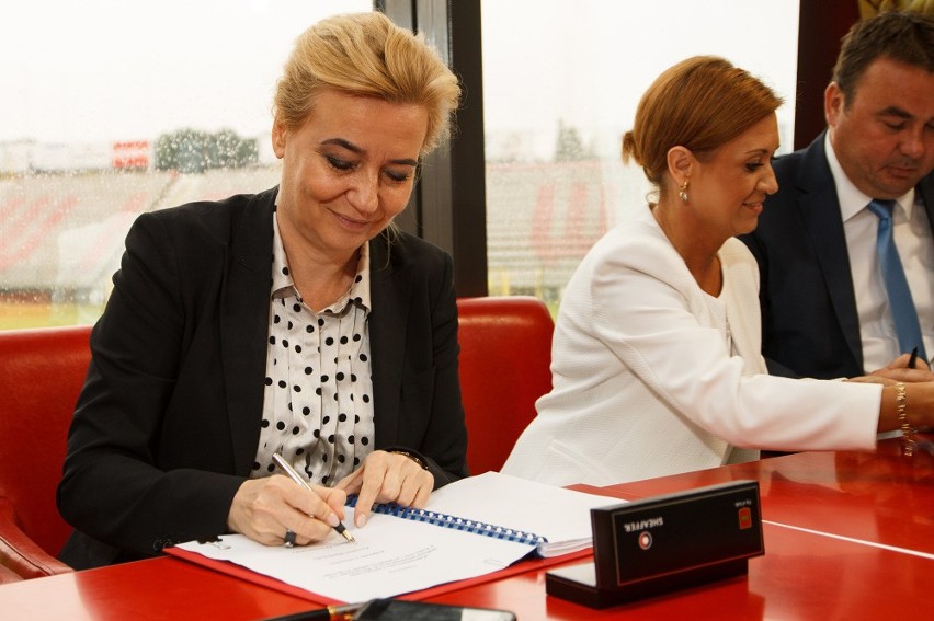 Podpisanie umowy na budowę nowego stadionu Widzewa