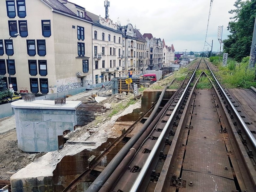 Prace - związane z dobudową torów dla SKA trwają z kolei w...