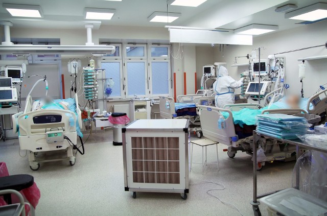 Wojewoda zwiększa liczbę łóżek "covidowych" w szpitalu w Grudziądzu, ale w ślad za tym nie nowych rąk do pracy. Z kilkudziesięciu nakazów pracy do pracy w Grudziądzu zgłosiło się kilku medyków i pięciu strażaków...