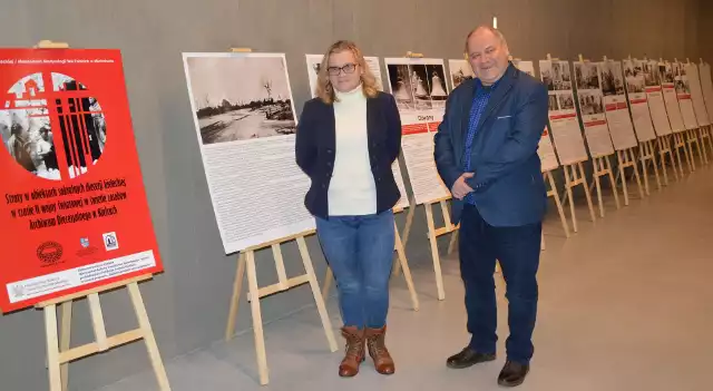 Historyk Ewa Kołomańska i Tadeusz Sikora, dyrektor Muzeum Wsi Kieleckiej przy nowej wystawie w Mauzoleum w Michniowie.