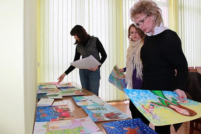 Na zdjęciu: (od lewej) Anna Panienkowska, Dominika Popiołek i Maria Polaszek podczas wyboru najlepszych prac. 