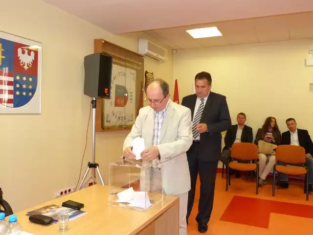 Głosuje radny Krzysztof Huszaluk, z tyłu starosta Zdzisław Kałamaga.