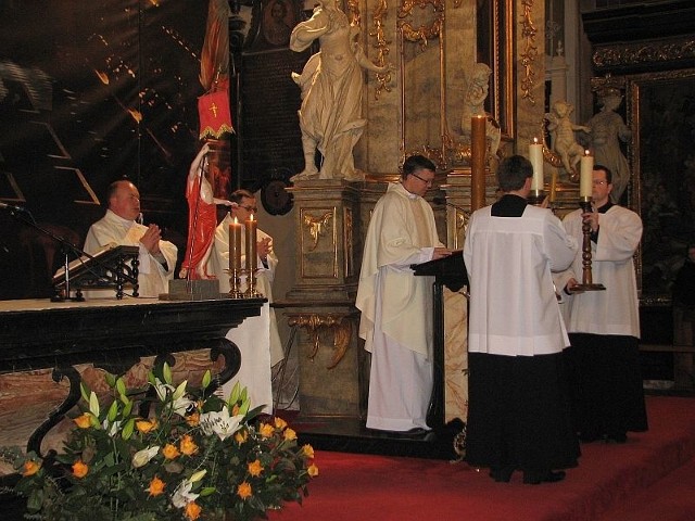Msza święta w intencji posła Przemysława Gosiewskiego i pozostałych ofiar sobotniej katastrofy w Smoleńsku została odprawiona w bazylice katedralnej.