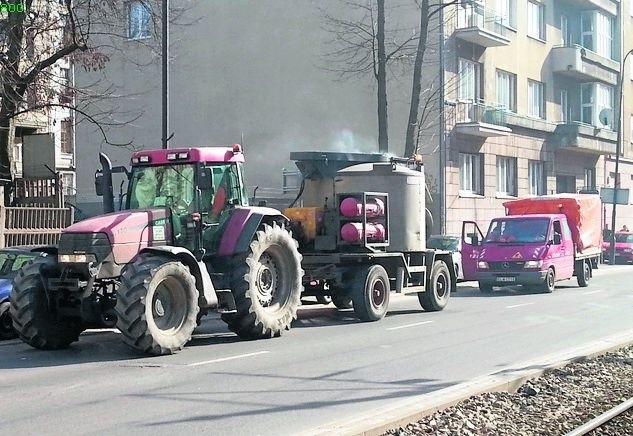 W sobotę łatano też dziury  na al. Kościuszki 