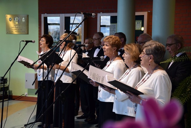 W sobotę (23.10.2021 r.) w auli SP nr 3 w Miastku świętowano 10-lecie istnienia Chóru Oberih. Był jubileuszowy koncert i wiele serdecznych życzeń oraz prezenty.