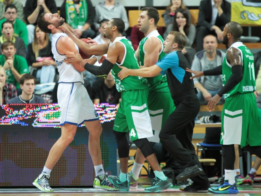 Stelmet Zielona Góra - Buducnosti Podgorica w EuroCup. Quinton Hosley zdyskwalifikowany za bójkę (zdjęcia, wideo)