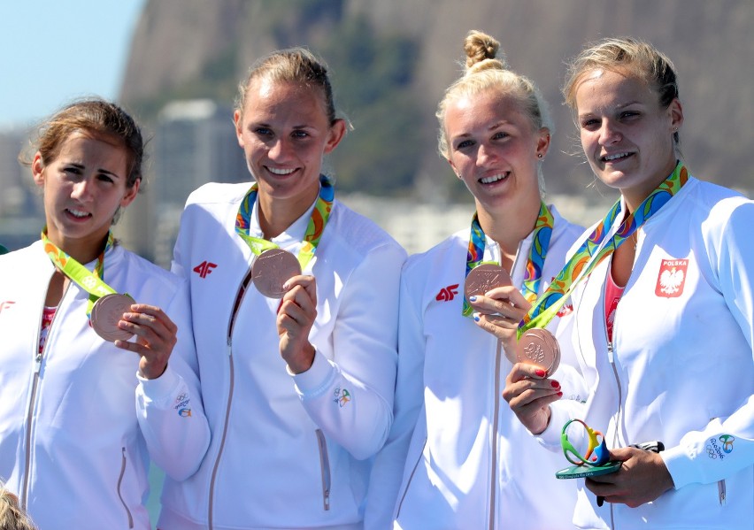 Polska czwórka podwójna kobiet na olimpijskim podium w Rio.