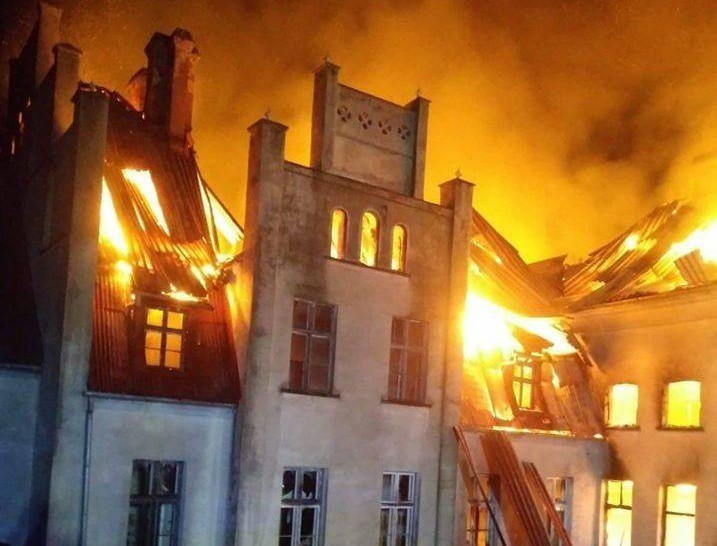 Pożar zabytkowego pałacu w Główczycach [24.03.2020]. Spalił się dach budynku, zniszczeniu uległo wyposażenie. Nikt nie został poszkodowany