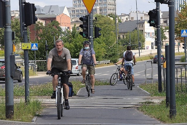 "Połowa lipca". Nawet taką odpowiedź może aktualnie usłyszeć łódzki rowerzysta, pytający w serwisie o wolny termin na przegląd podstawowy dla swojego pojazdu. Kolejkę oczekujących tworzą zachęceni dobrą pogodą w ostatnich tygodniach. Ci niedawno wyjęli jednoślad z piwnicy i zamierzają nim zastąpić auto czy MPK w letnich podróżach po mieście. Do tego dochodzą łodzianie planujący rowerowe wakacje. Jednak warto „obdzwonić” kilka takich serwisów, bo np. można znaleźć punkt deklarujący, że wyrobi się z przeglądem w cztery dni.>>> Czytaj dalej przy kolejnej ilustracji >>>