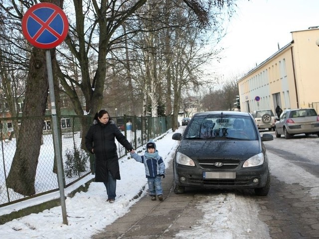 Mimo zakazów kierowcy parkują samochody na chodniku przy ul. Zygmunta Augusta.  