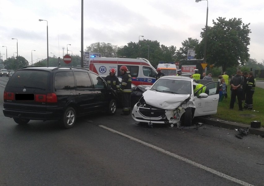 Wypadek na Fordońskiej w Bydgoszczy. Ranna kobieta trafiła do szpitala [zdjęcia]