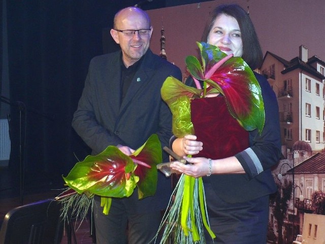 Grzegorz Kurkowski i Maria Karoń podczas wręczenia "Medali za zasługi dla Jędrzejowa&#8221;.