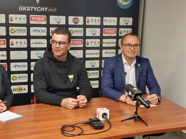Fiński szkoleniowiec tyszan Pekka Tirkkonen w towarzystwie prezesa klubu Krzysztofa Woźniaka