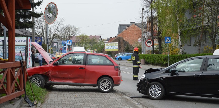 Wypadek w Proszowicach. Zderzenie na skrzyżowaniu ulic Brodzińskiego i 3 Maja [ZDJĘCIA]