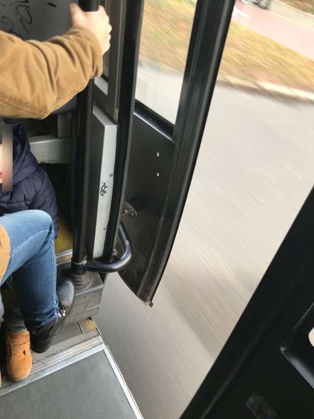 Autobus linii 01 jechał z otwartymi drzwiami. Okazuje się, że to nie pierwszy taki przypadek