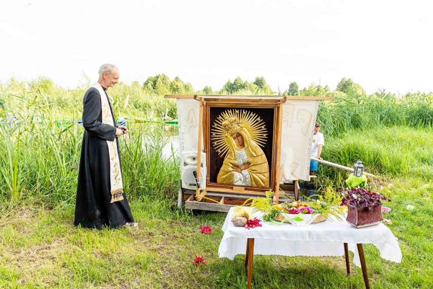 Pielgrzymi płynęli rzeką Supraśl do Wasilkowa.