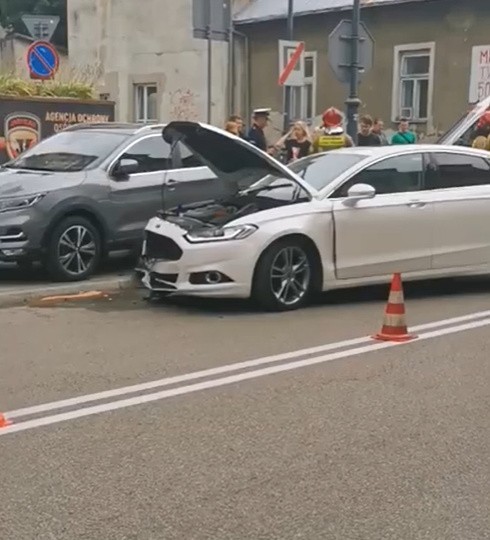 Białystok. Wypadek na ul. Warszawskiej. Zderzenie forda z audi. Jedna osoba trafiła do szpitala [ZDJĘCIA]