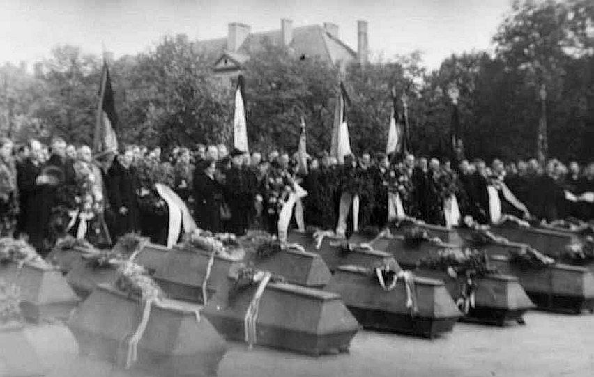 Uroczysty pogrzeb ofiar "krwawej nocy" w październiku 1945...