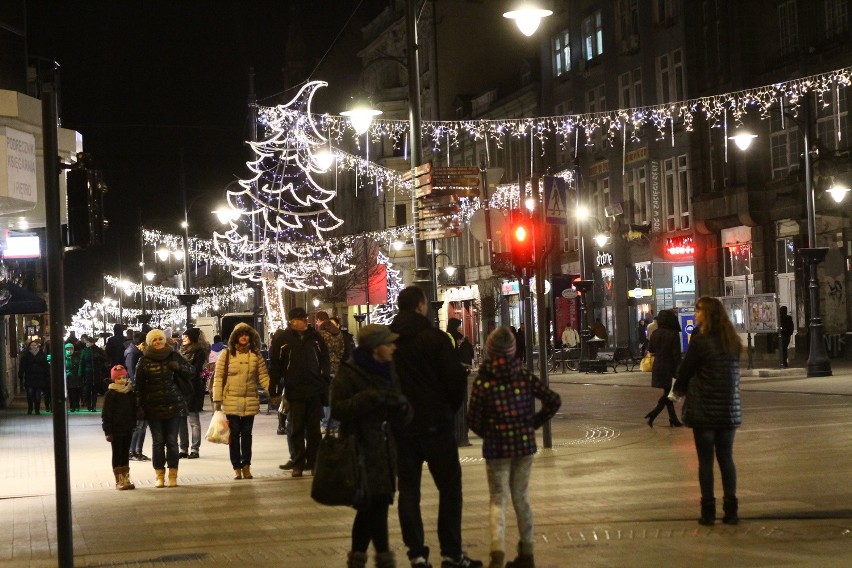 Bożonarodzeniowy jarmark w Łodzi. Piotrkowska już świąteczna [ZDJĘCIA+FILM]