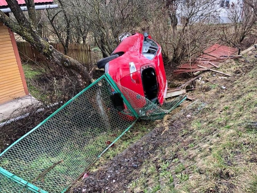 Poranny wypadek na Orawie. Osobówka na drzewie [ZDJĘCIA]