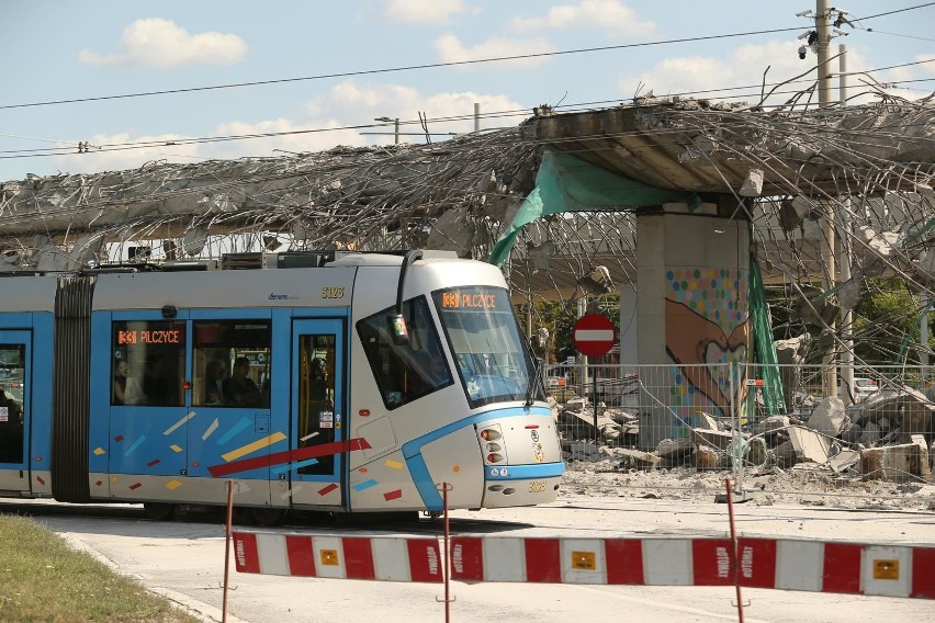 Wyburzanie estakady na placu Społecznym