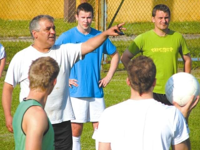 Pierwszy letni trening piłkarzy Tura poprowadził Mirosław Car (z lewej). W tle Marcel Majkowski i Robert Rogowski.