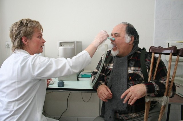 Palacze mają wykonywaną między innymi spirometrię.