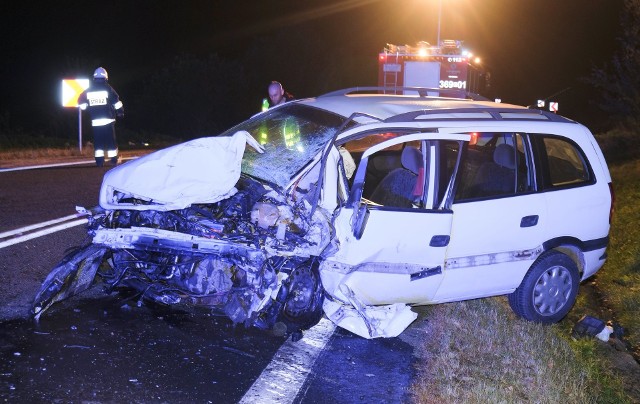 W poniedziałek przed godz. 18 na drodze krajowej nr 28 w Leszczawie Dolnej w pow. przemyskim doszło do wypadku drogowego.- Volkswagen przystosowany do przewozu pieniędzy zderzył się z oplem, którym kierowała kobieta. Na miejscu pracują policjanci - powiedział mł. asp. Marta Fac z KMP w Przemyślu.Volkswagenem jechało dwóch pracowników agencji ochrony. Kierowca doznał poważnych obrażeń. Do szpitala przewieziono drugiego ochroniarza i kierującą oplem. Droga jest zablokowana, zorganizowano objazdy.Na miejsce zadysponowano 4 zastępy strażaków z Przemyśla, Birczy i Sufczyny oraz 3 zespoły ratownictwa medycznego.Aktualizacja, wtorek godz. 8.4624-letnia mieszkanka Ustrzyk Dolnych, jadąc w kierunku Sanoka, na zakręcie zjechała nagle na przeciwległy pas ruchu, gdzie czołowo zderzyła się z jadącym w kierunku Przemyśla volkswagenem. Volkswagenem kierował 33-letni mieszkaniec Rzeszowa, obok niego jechał pasażer, 34-letni rzeszowianin, mężczyźni w chwili zdarzenia przeprowadzali konwój zabezpieczonych pakietów pieniężnych.Wszyscy uczestnicy wypadku zostali przewiezieni do szpitala w Przemyślu. Kierujący volkswagenem został przetransportowany w stanie ciężkim, a pasażer z urazem kolana i głowy, podobnie 24-latka. Od kierujących pobrano krew do badań.ZOBACZ TEŻ: Wypadek na ul. Sanowej w Jarosławiu. 18-latek na motocyklu honda uderzył w dwa samochody. Młody mężczyzna zginął