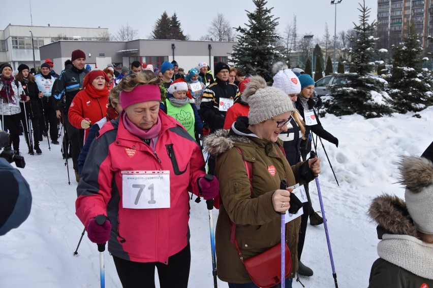 WOŚP 2019. Dzieci, dorośli i seniorzy spacerowali z kijkami, by wesprzeć zbiórkę WOŚP [ZDJĘCIA]