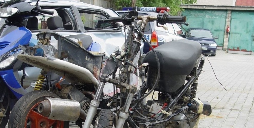 Zniszczone skutery na policyjnym parkingu