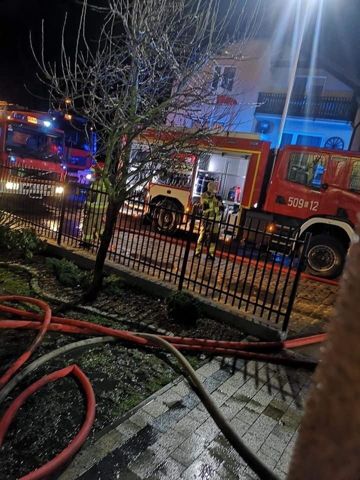 Pożar poddasza w Chłapowie 1.01.2019. Na miejscu pracowało kilka zastępów straży pożarnej. Oświadczenie strażaków z OSP [zdjęcia, wideo]