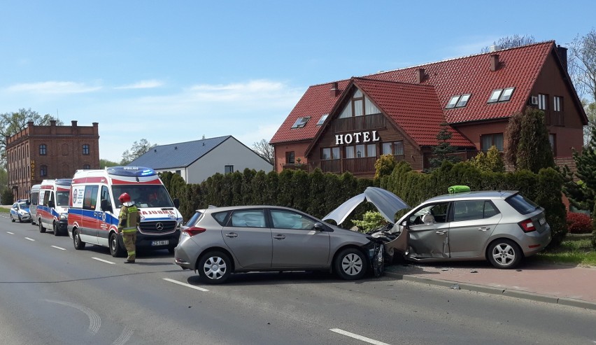 Zderzenie trzech samochodów w Stargardzie. Toyota najpierw uderzyła w busa, później w skodę