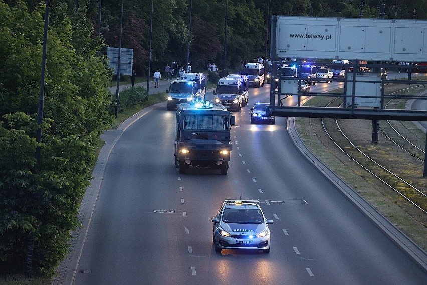 Kibice i piłkarze ŁKS świętowali awans na ulicach Łodzi! Przemarsz i święto