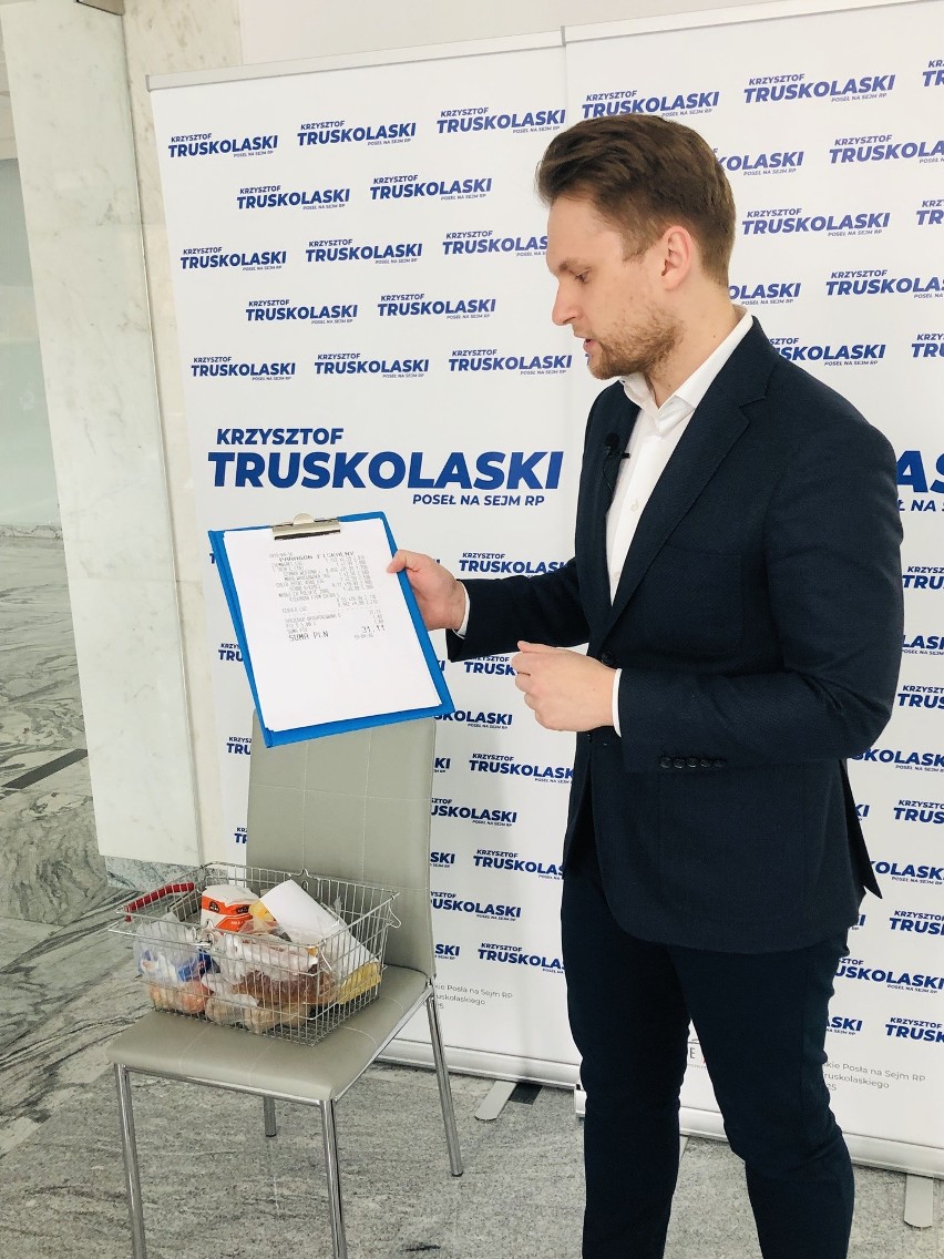 Krzysztof Truskolaski pokazuje rachunek z zakupów