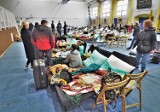 Hala sportowa w Białogardzie wypełnia się łóżkami dla uchodźców [ZDJĘCIA]