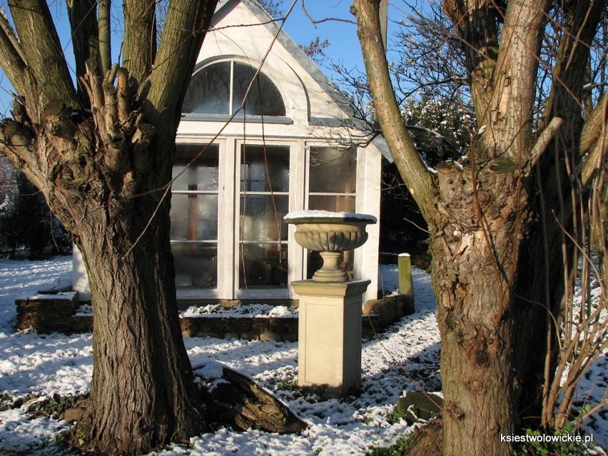 Zamek prymasowski w Łowiczu kiedyś i dziś [Archiwialne i współczesne zdjęcia]